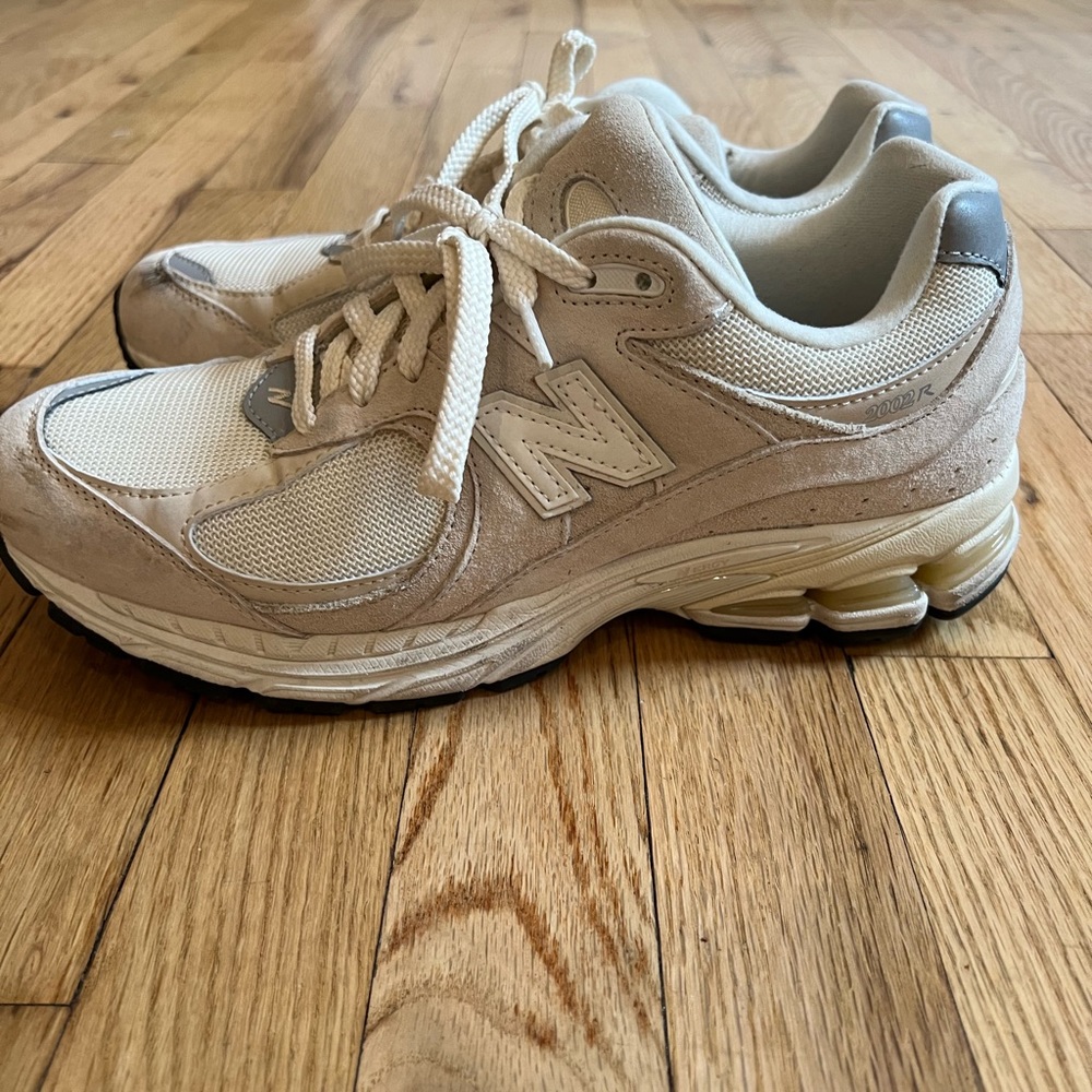 Men’s size 8 - cream new balance